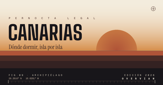 Tienda de techo cerrada sobre un 4x4 al atardecer en una costa volcánica de Canarias, ilustración editorial de la normativa de pernocta 2026