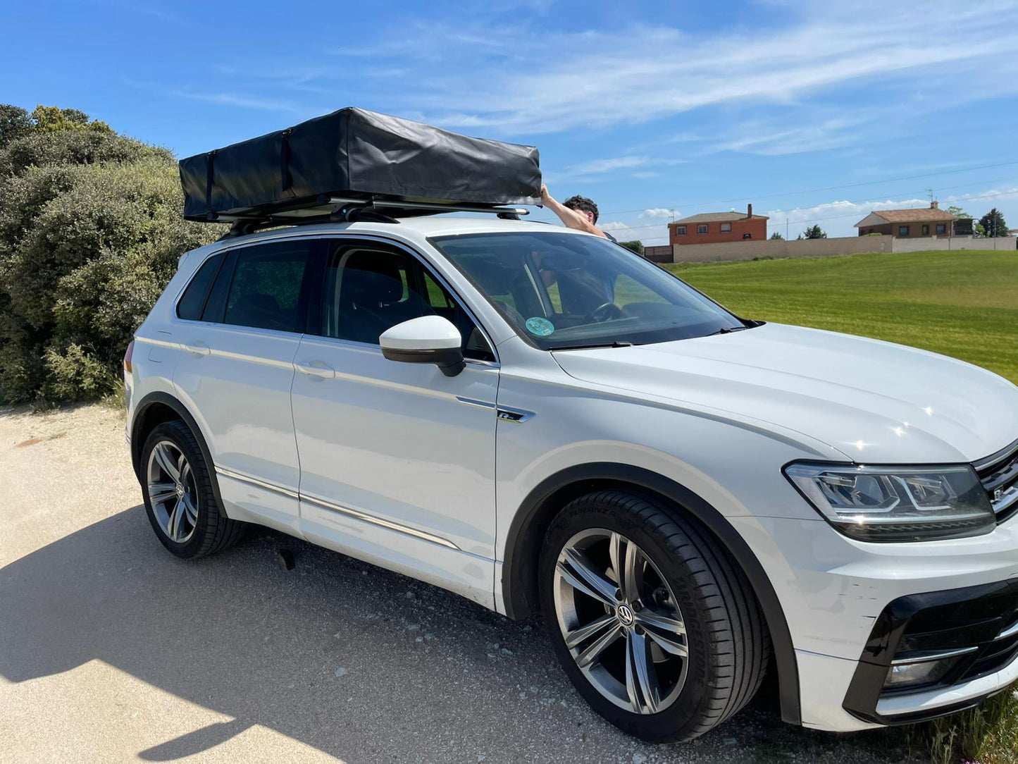 Tienda de techo Sirocco plegada sobre Volkswagen Tiguan blanco – instalación en coche turismo lona blanda Overvian