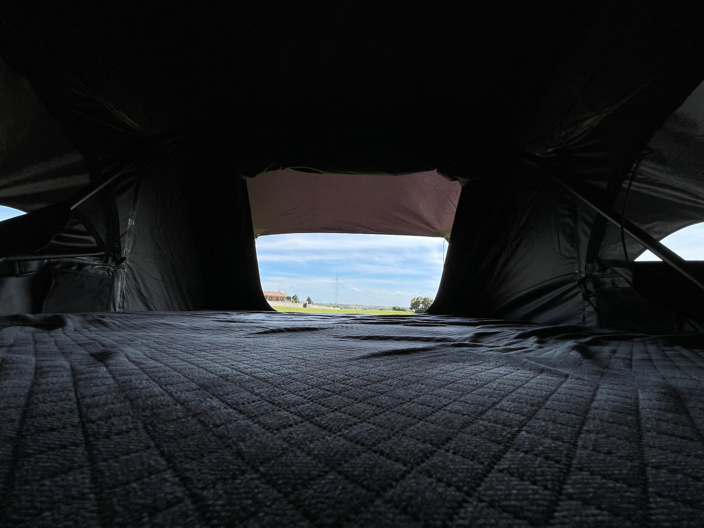 Vista interior tienda de techo Sirocco con ventana abierta – espacio acolchado para dormir tienda techo coche Overvian