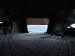 Vista interior tienda de techo Sirocco con ventana abierta – espacio acolchado para dormir tienda techo coche Overvian