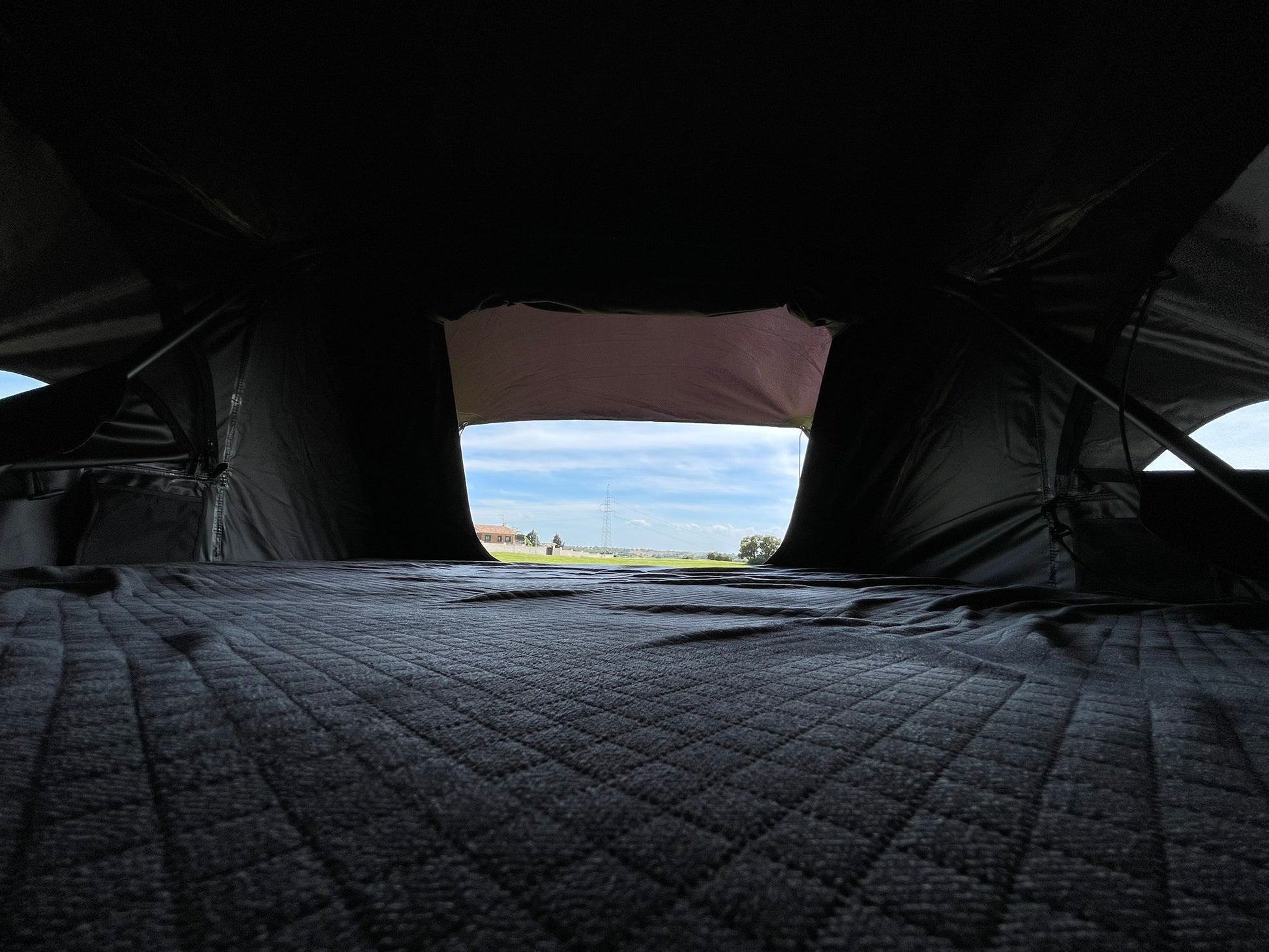 Vista interior tienda de techo Sirocco con ventana abierta – espacio acolchado para dormir tienda techo coche Overvian