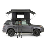 Vista lateral tienda de techo Namibia EVO abierta en Toyota 4Runner – tienda de campaña para coche carcasa rígida Overvian