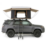 Vista lateral tienda de techo Namibia Classic abierta Toyota 4Runner – tienda de campaña para coche carcasa rígida Overvian